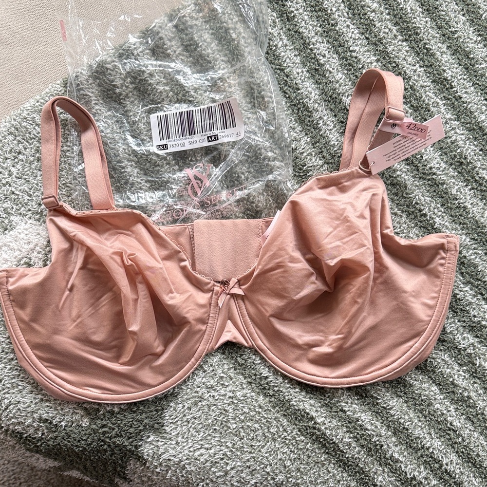 Victoria’sSecret Body by Victoria Blush Underwire Bra.  NWT.  42DDD.
